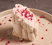 Меренговый рулет с фисташкой и малиной