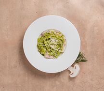 Тальятелле шпинатные с курицей и грибами