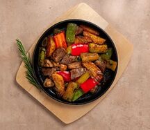 Шипящая сковородка с курицей