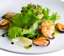 Салат с морепродуктами ( Кальмар, гребешки, осминошки )