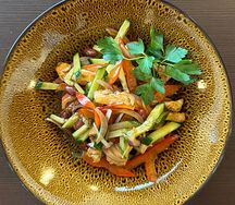 Фирменный салат с куриным филе