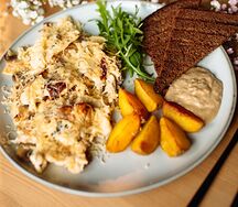 Скрэмбл с сыром и тостом