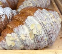 Круассан с манго и маракуйя