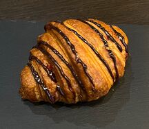Круассан с вишней