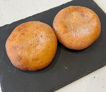 Пончик с заварным кремом