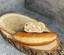 Пирожок с копченым сыром и молочными колбасками