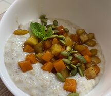 Овсяная каша с яблоком и фундуком