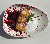Сырники Gluten Free со сметаной и смородиной