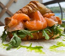 Круассан с лососем, рукколой, сливочным сыром