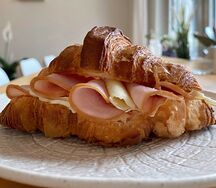 Круассан с ветчиной и сыром