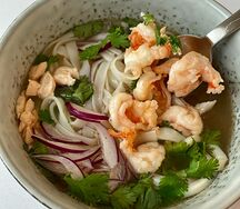 Бульон с морепродуктами, лососем и рисовой лапшой