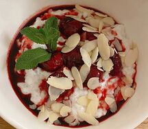 Рисовая каша на кокосовом молоке с вишней