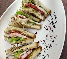 Большой клаб-сэндвич с куриной грудкой