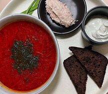 Борщ с бородинским хлебом и муссом из сала