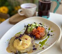 Драники из цукини с лососем и яйцом пашот
