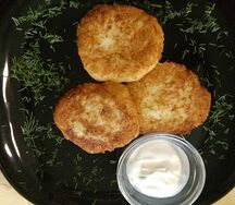 Драники с соусом