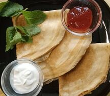 Блинчики тонкие с джемом и сметаной