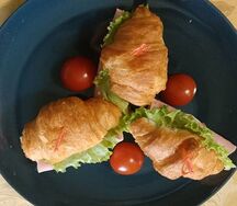 Круассаны с ветчиной и сыром