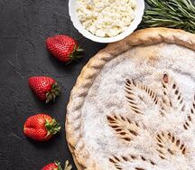 Пирог с творогом и клубникой