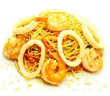 Яичная лапша с морепродуктами и овощами