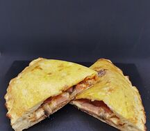 Кальцоне (закрытая пицца) ветчина и грибы