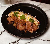 Печень с луком и рис с овощами