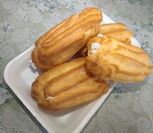 Эклер со сливками 