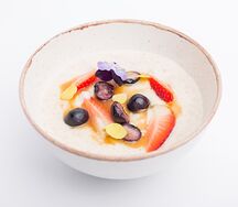 Каша овсяная с соленой карамелью и ягодами