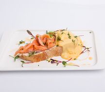 Брускетта с лососем, яйцом пашот и крем чизом