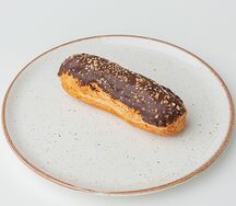Эклер шоколадный