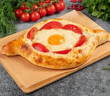 Хачапури по-аджарски с томатами