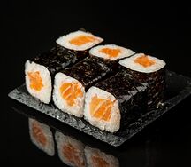 Маки с лососем