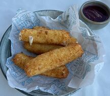 Сырные палочки с брусничным соусом