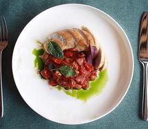Куриная грудка с капонатой из сезонных овощей