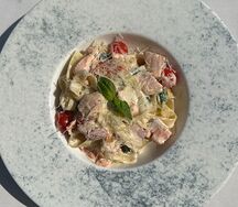 Феттуччине с лососем и шпинатом