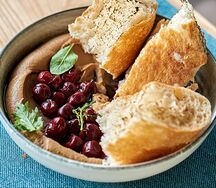 Паштет из куриной печени с пряной вишней