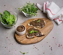 Брускетта с черной икрой