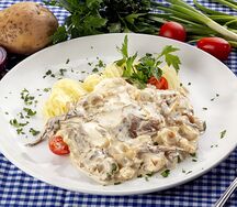 Язык с грибами в сливочном соусе