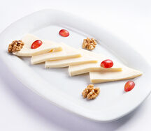 Сыр сулугуни в нарезку