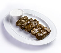 Долма с чесночным соусом