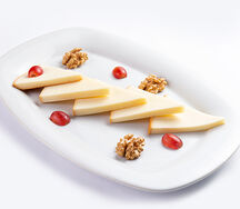 Сыр копченый сулугуни в нарезку