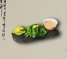 Водоросли чука с ореховым соусом