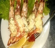 Лангустины с чесноком и сыром в духовке