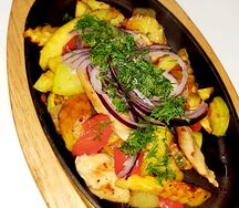 Сковородка из курицы с овощами