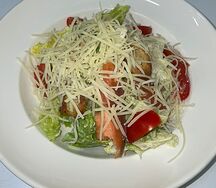 Салат Цезарь из сёмги