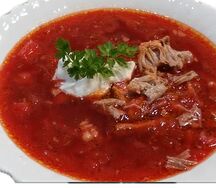 Борщ с говядиной, гренками и салом