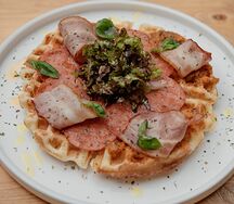 Вафля-пицца мясная