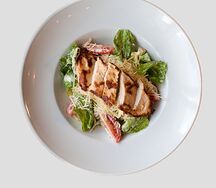 Салат Цезарь с куриной грудкой