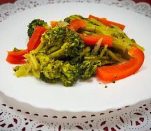 Капуста брокколи с овощами