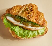 Круассан с маринованным цыпленком